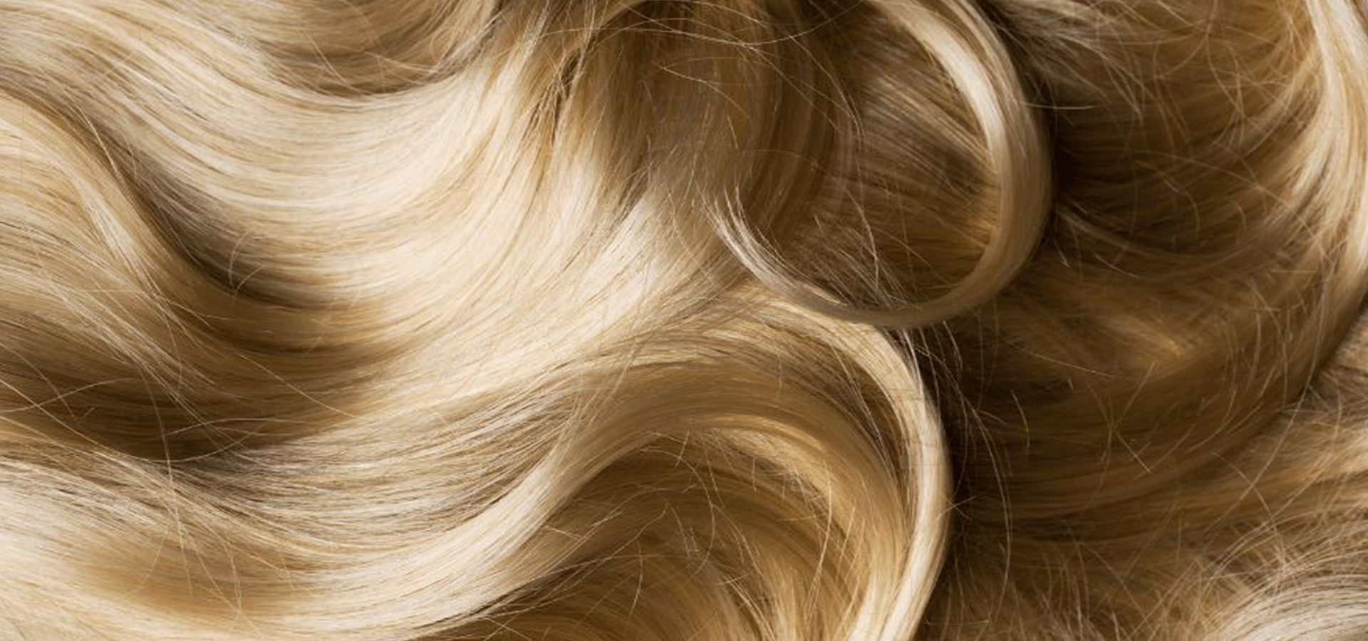 AU-DELÀ DE LA BRILLANCE : COMMENT AGIR SUR LA CUTICULE POUR DES CHEVEUX LUMINEUX ET FLUIDES