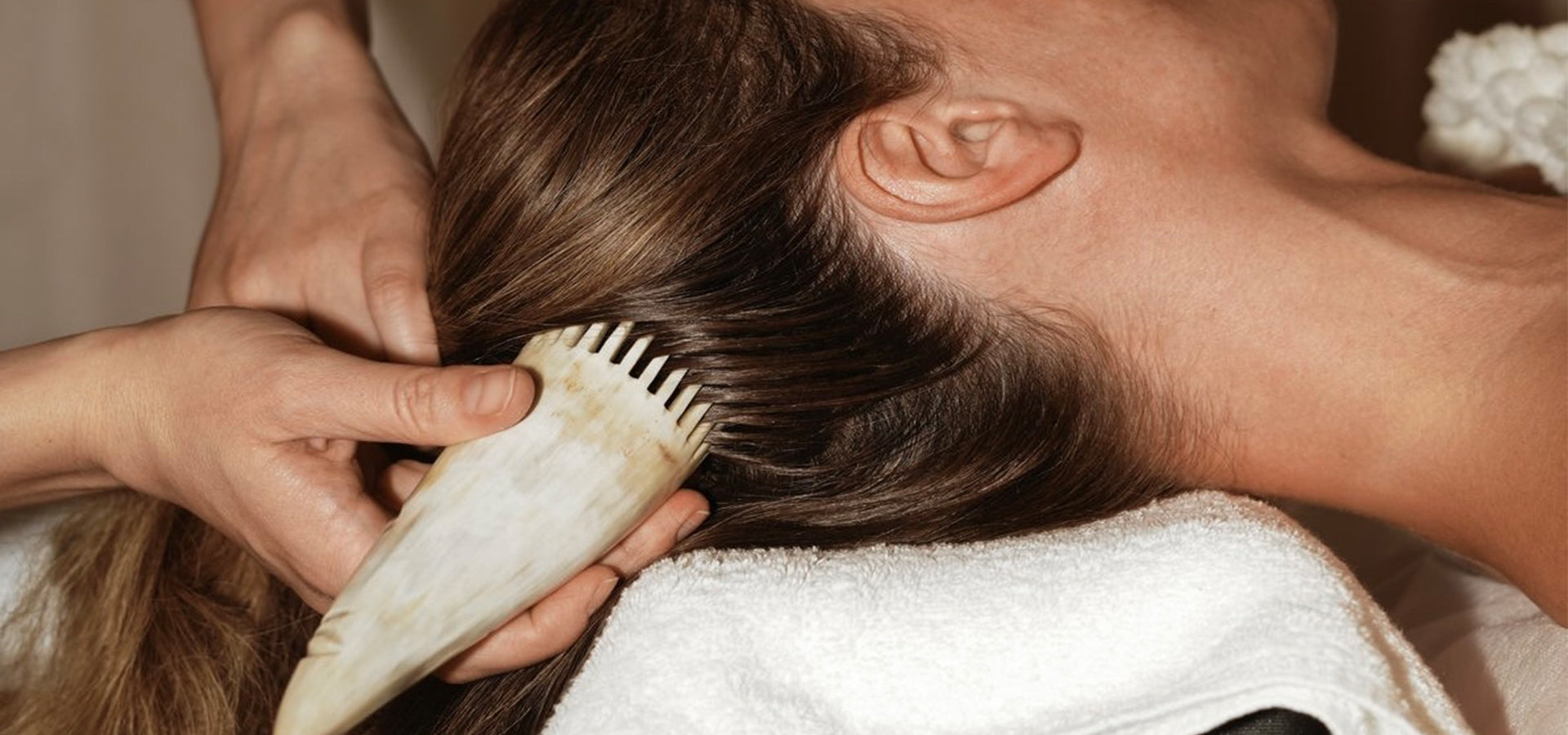 MASSAGE DU CUIR CHEVELU : 5 TECHNIQUES PROFESSIONNELLES FACILES À REPRODUIRE CHEZ SOI