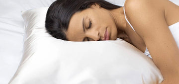 SOMMEIL ET CHEVEUX : LE RÔLE CLÉ DE LA NUIT DANS LA RÉGÉNÉRATION CAPILLAIRE